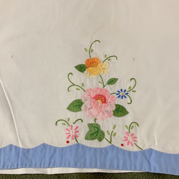 Lot of 4 vintage, embroidered dish towels. Various sizes. - Picture 4 of 5